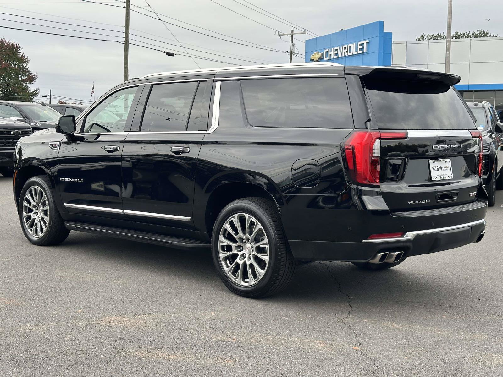 Used 2025 GMC Yukon XL Denali AWD/4WD image 6