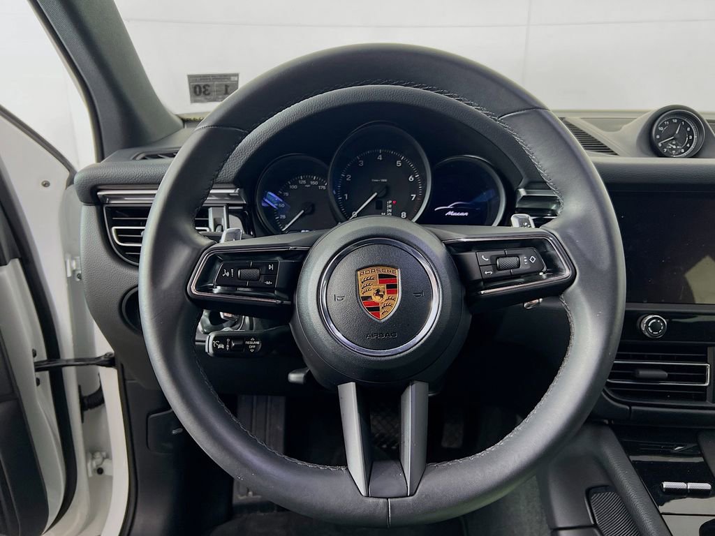 Certified 2025 Porsche Macan image 12