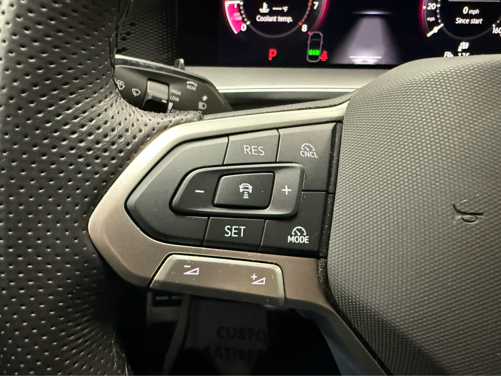 Used 2025 Volkswagen Tiguan SE R-Line AWD/4WD image 11