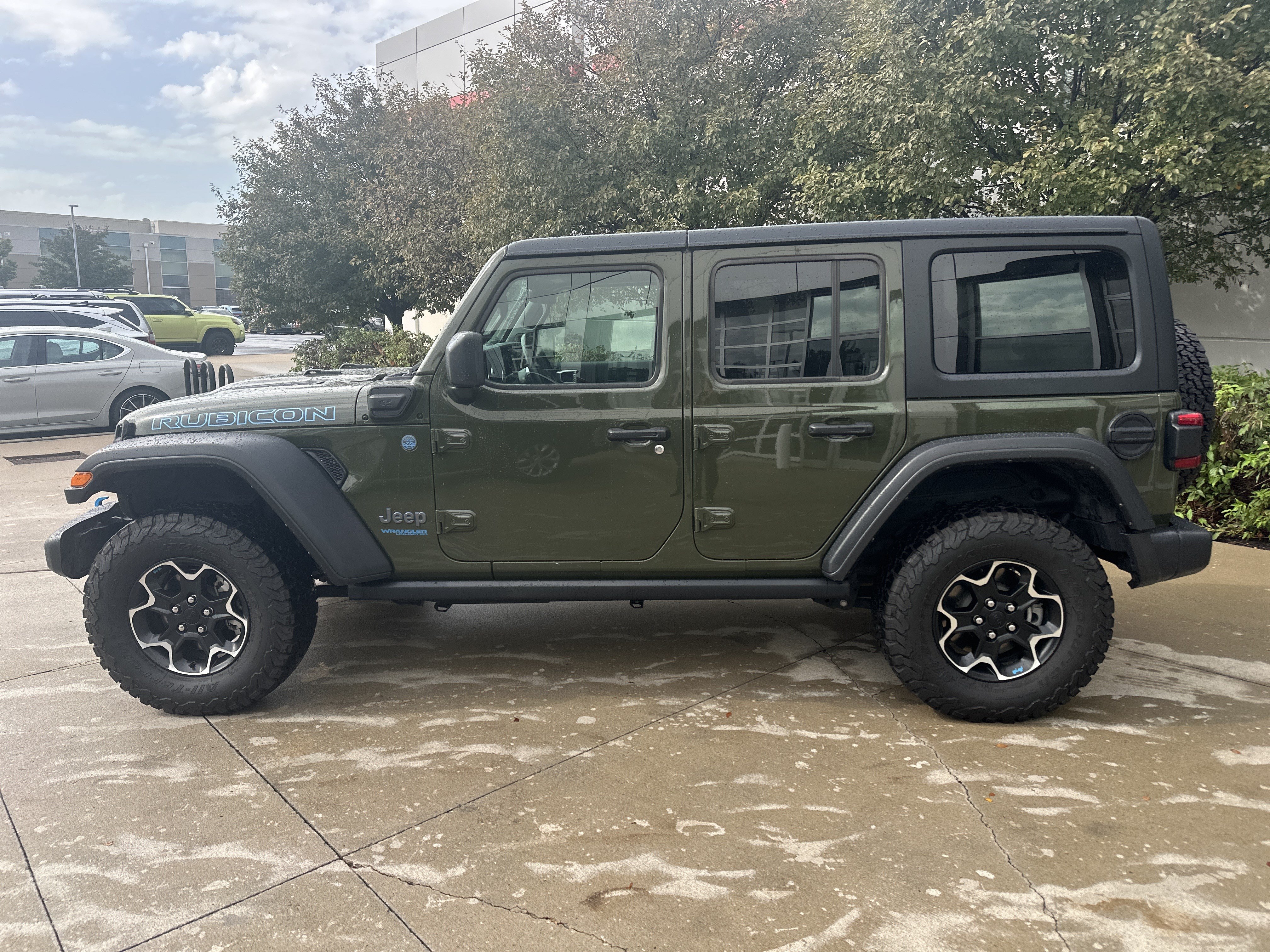 Used 2022 Jeep Wrangler Unlimited Rubicon 4xe w/ Cold Weather Group AWD/4WD image 9