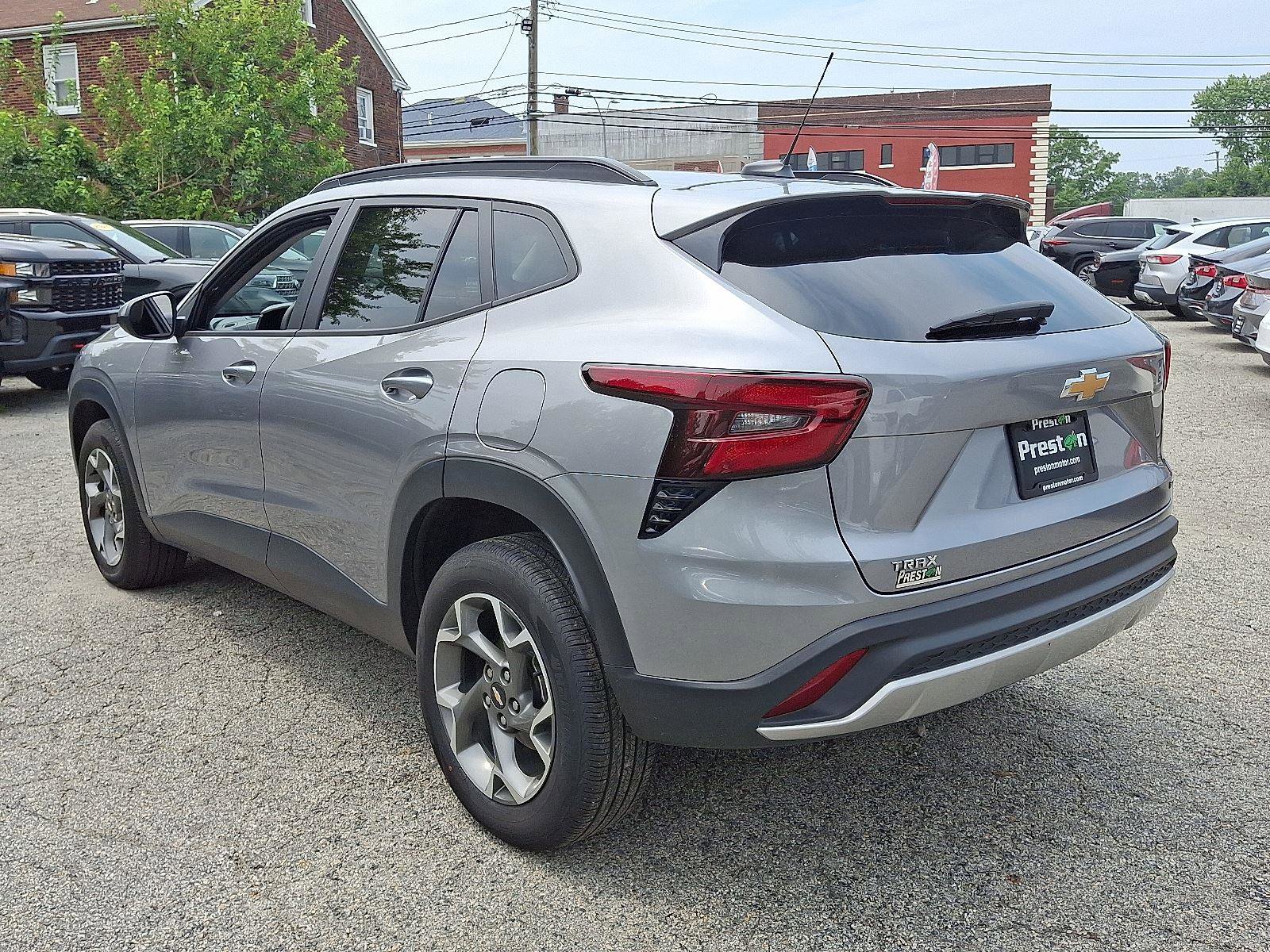 Used 2024 Chevrolet Trax LT w/ LT Convenience Package image 6