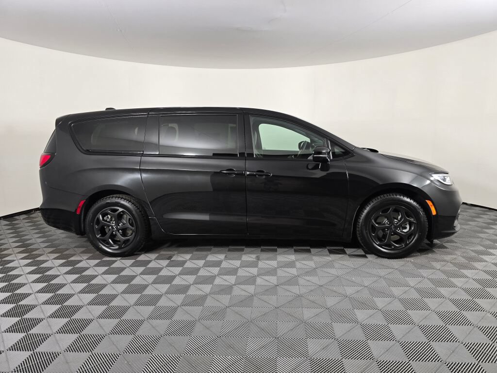 Used 2023 Chrysler Pacifica Limited w/ Uconnect Theater Family Group FWD image 2