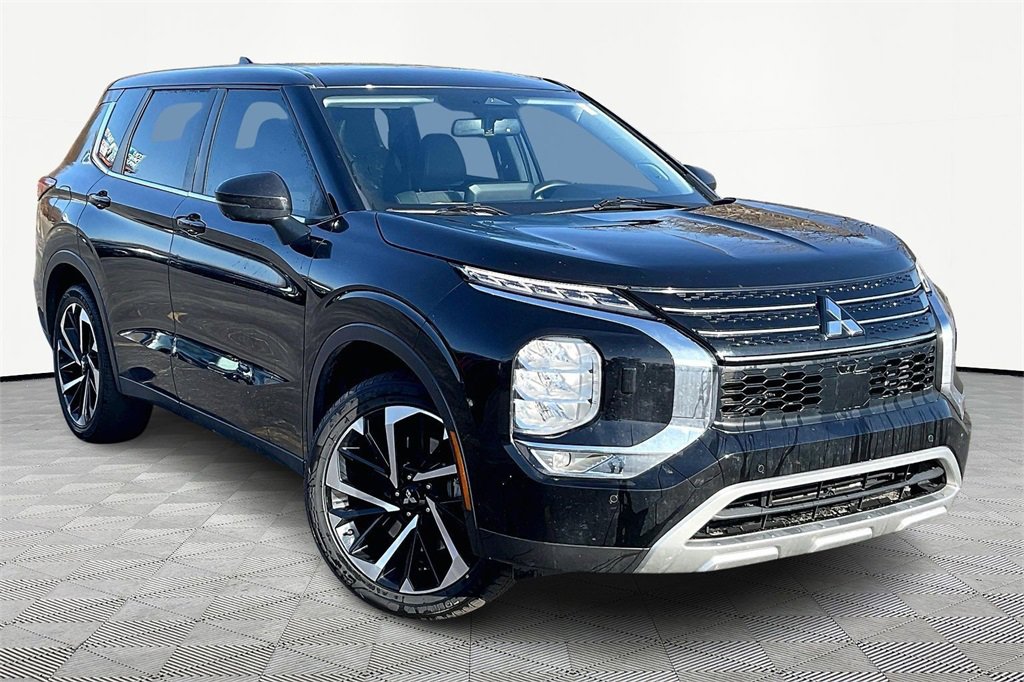 Used 2022 Mitsubishi Outlander SE image 3