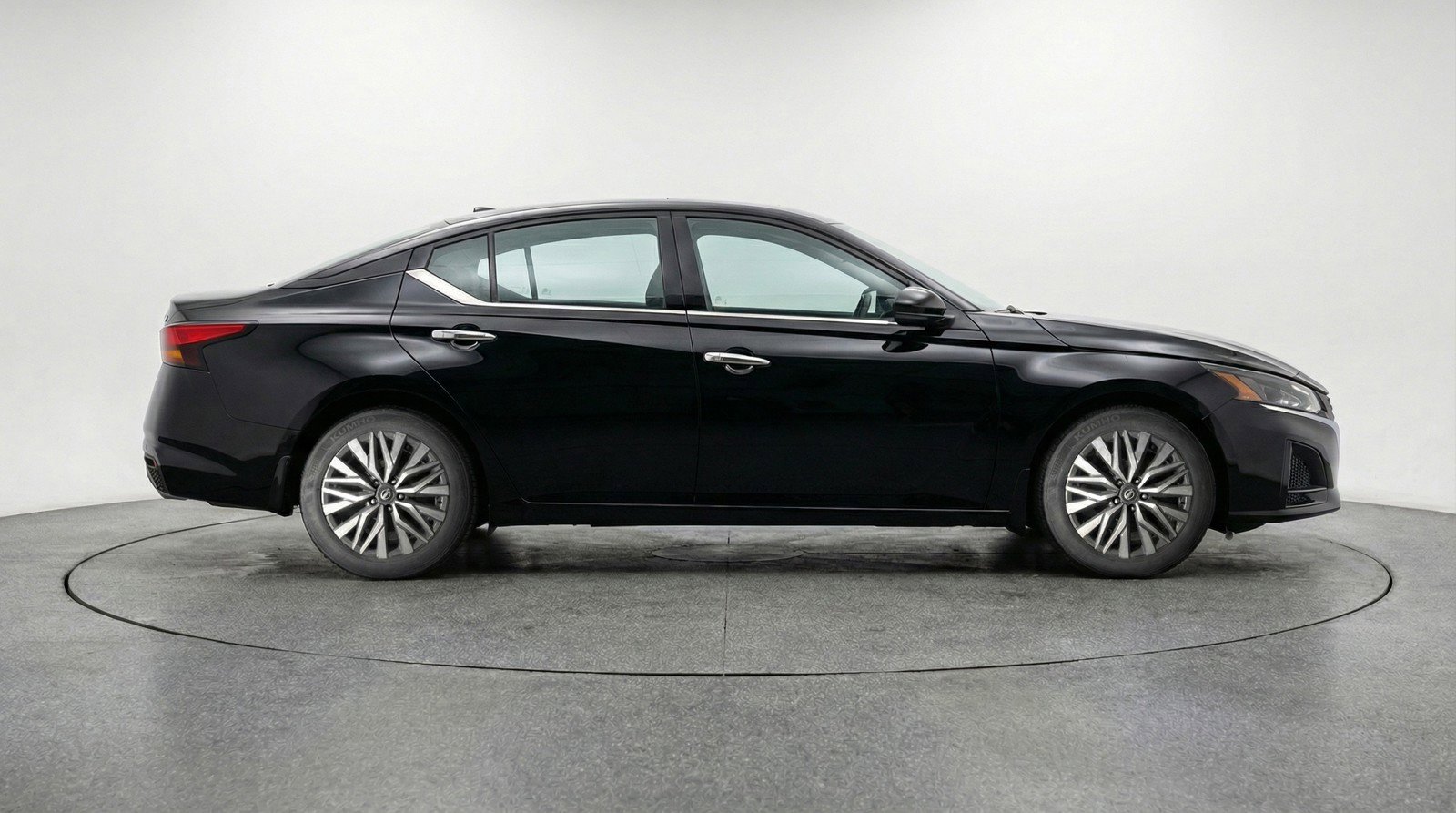 Used 2025 Nissan Altima 2.5 SV image 11