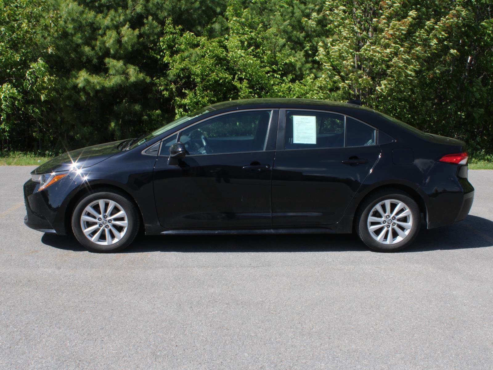 Used 2025 Toyota Corolla LE w/ LE Premium Package FWD image 5
