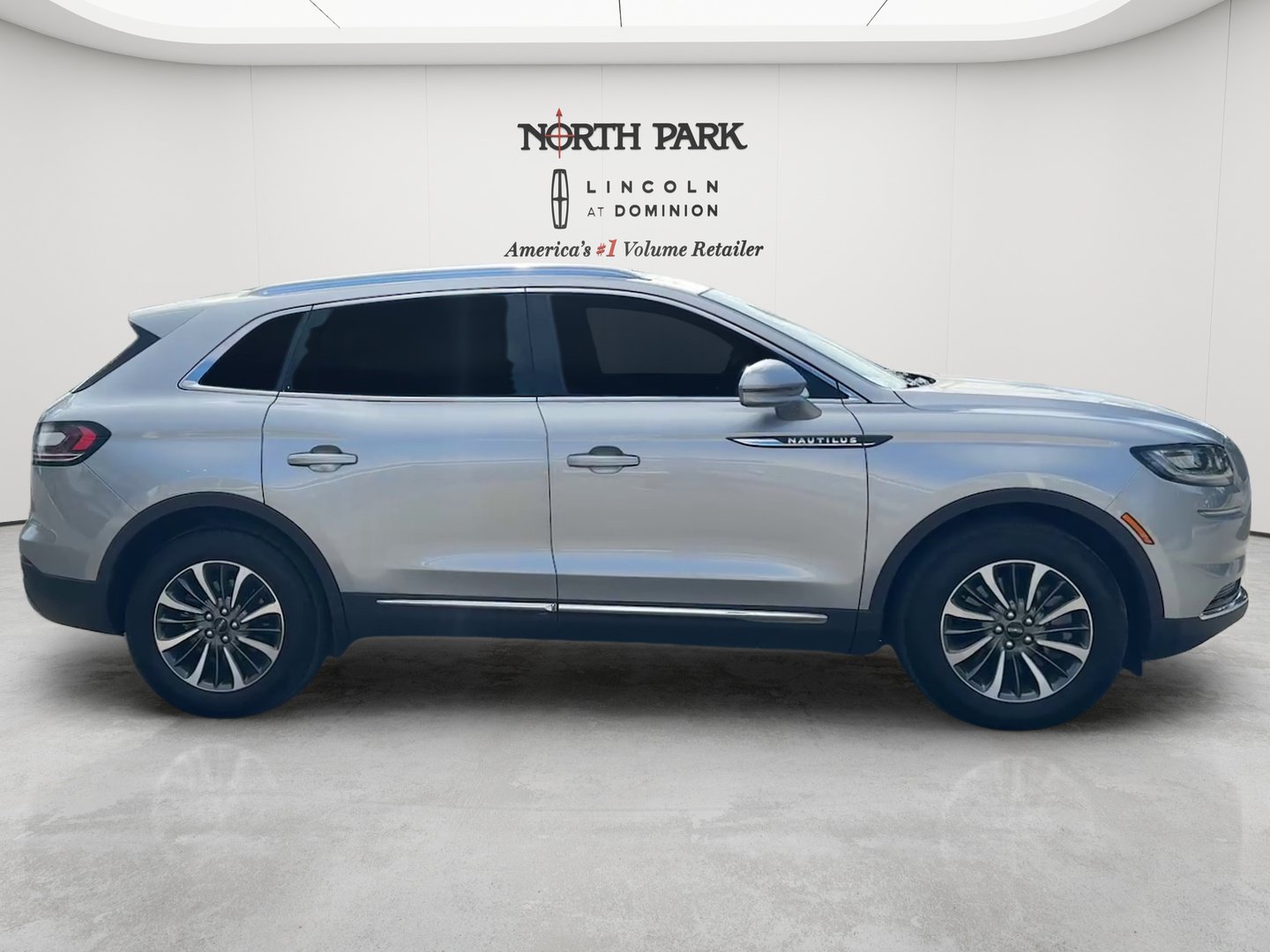 Used 2023 Lincoln Nautilus FWD w/ Premium Package image 6