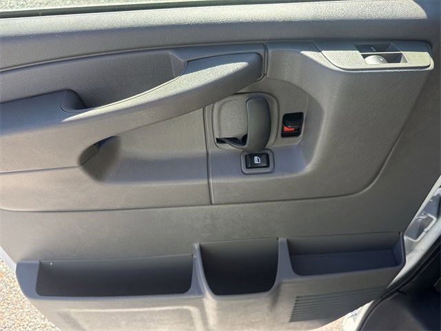 Used 2009 Chevrolet Express 3500 Extended Passenger image 13