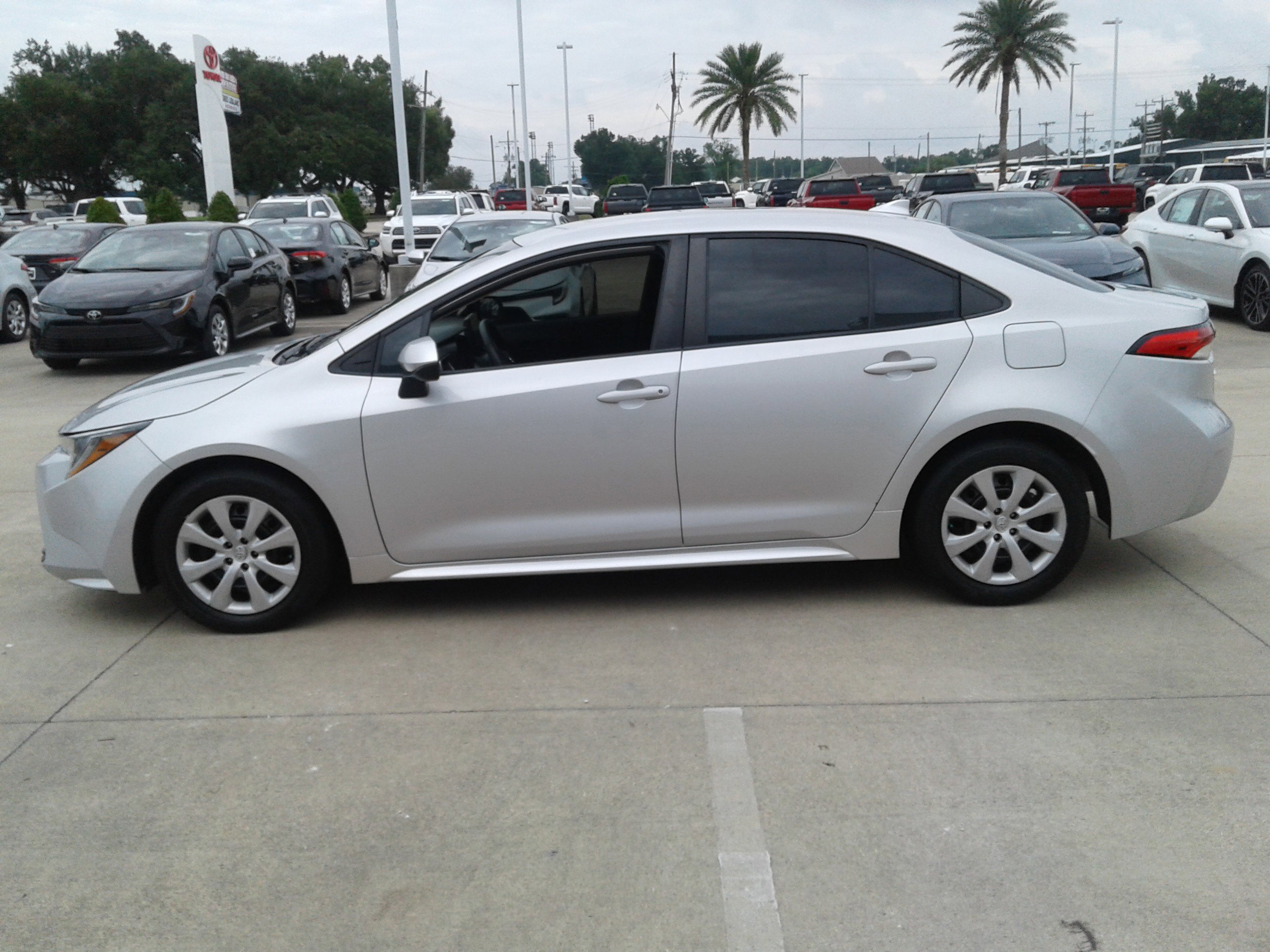 Used 2023 Toyota Corolla LE FWD image 4