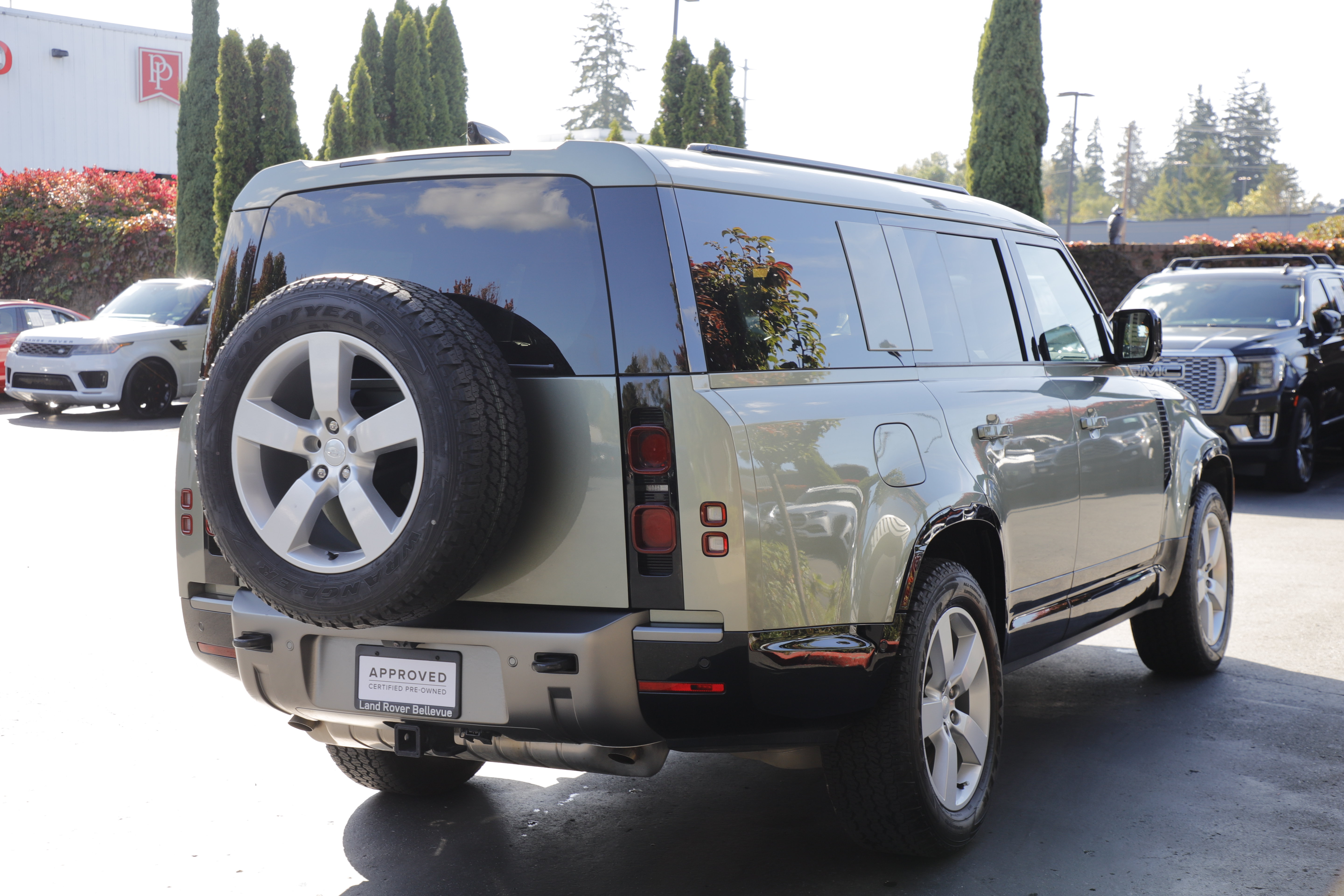 Certified 2025 Land Rover Defender 130 X-Dynamic SE AWD/4WD image 10