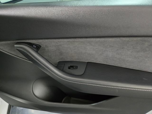 Used 2021 Tesla Model Y Long Range AWD/4WD image 24