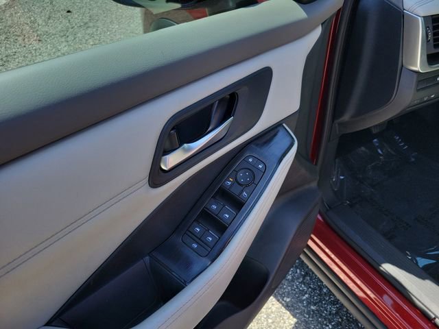 Used 2024 Nissan Rogue SV w/ SV Premium Package image 9