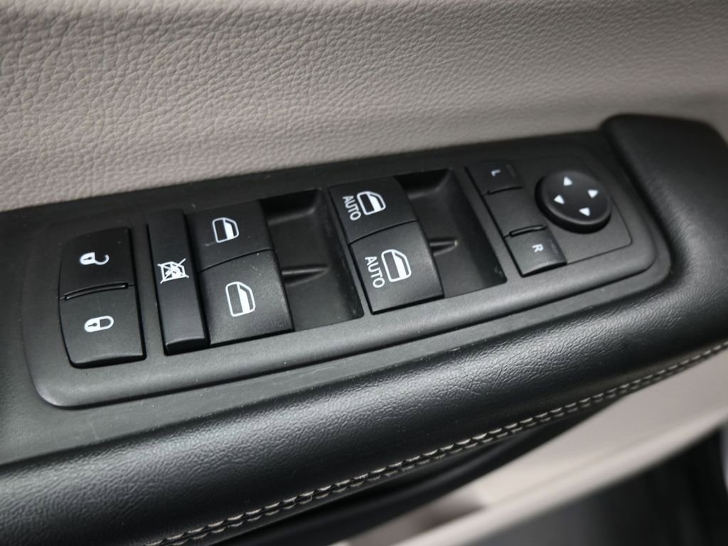 Used 2023 Chrysler Pacifica Touring-L FWD image 13