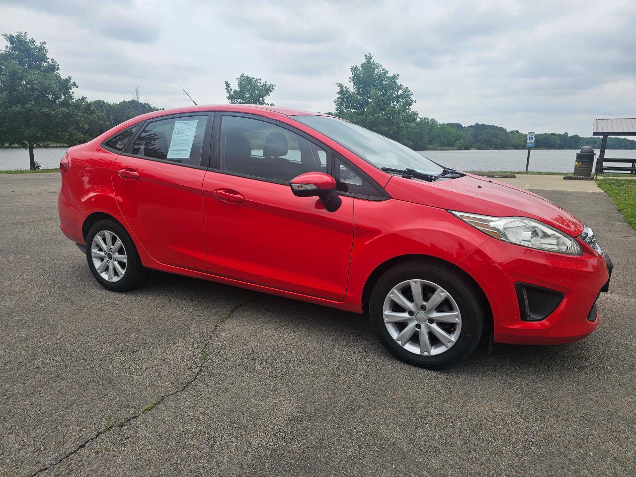Used 2013 Ford Fiesta SE FWD image 3