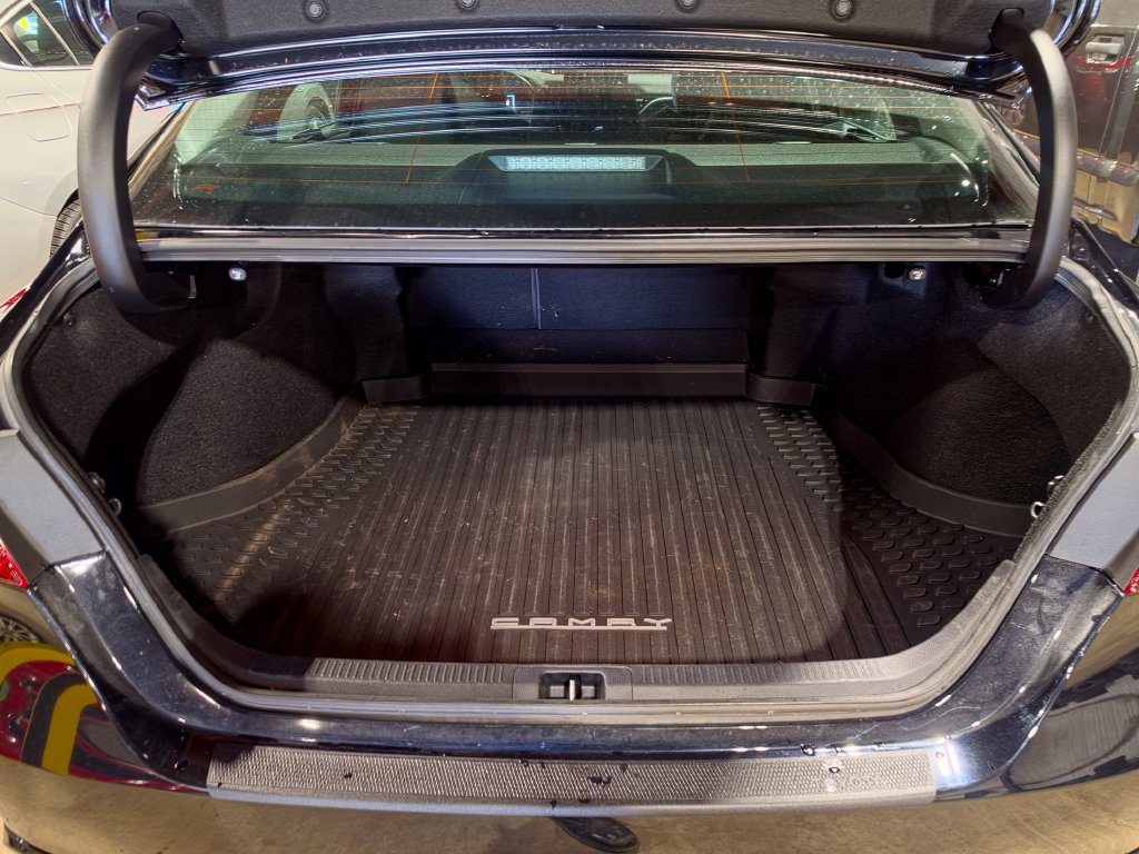 Used 2021 Toyota Camry SE w/ Cold Weather Package FWD image 8