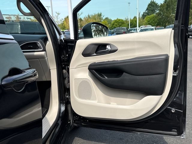 Used 2023 Chrysler Pacifica Touring-L FWD image 23