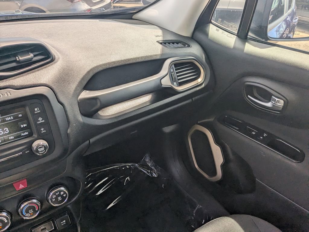 Used 2017 Jeep Renegade Latitude AWD/4WD image 4
