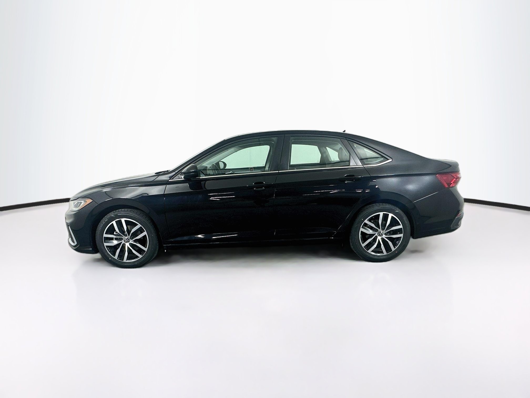 Used 2025 Volkswagen Jetta SE FWD image 4