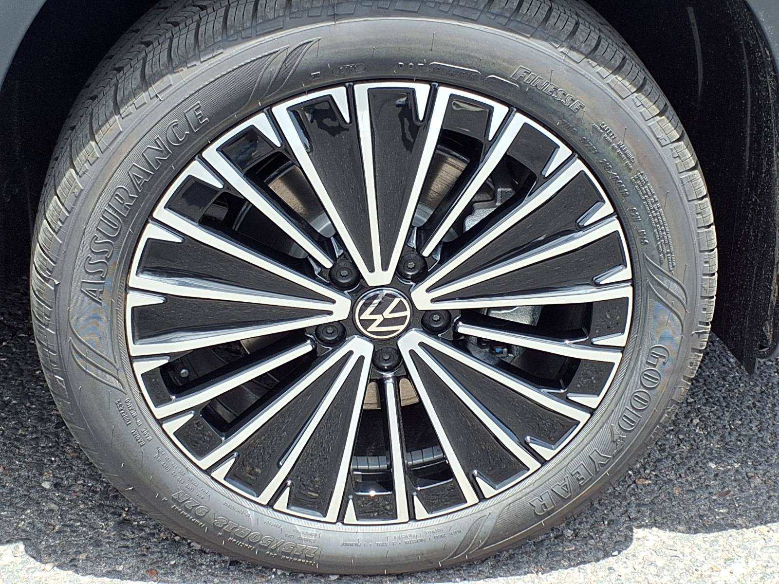 New 2026 Volkswagen Taos SE FWD image 6
