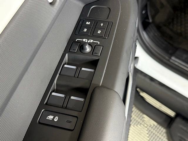 New 2026 Land Rover Defender 110 X-Dynamic SE AWD/4WD image 28