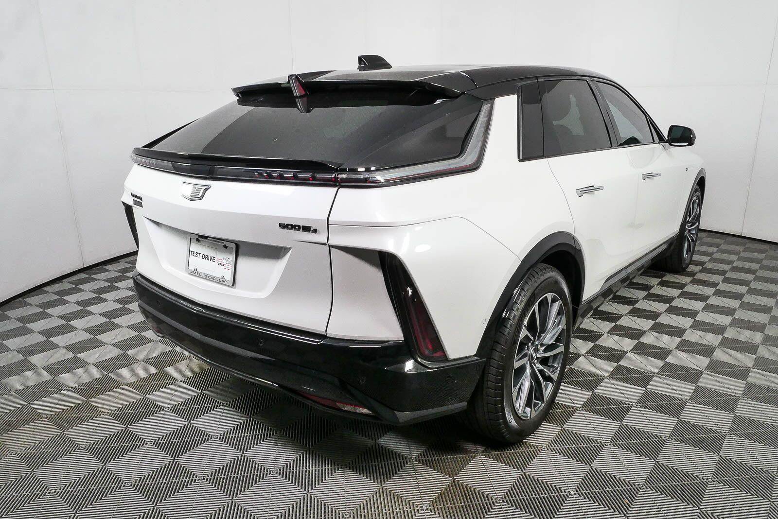 Used 2024 Cadillac Lyriq Luxury AWD/4WD image 3