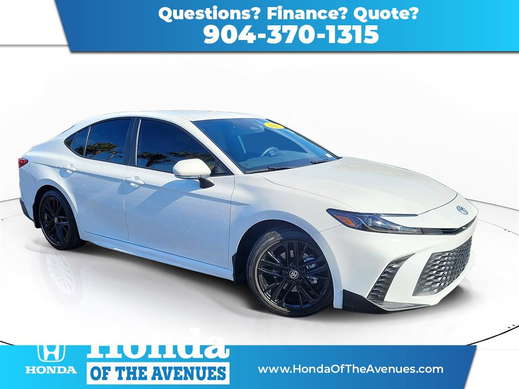 Used 2025 Toyota Camry SE image 1