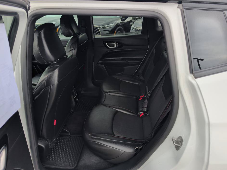 Used 2025 Jeep Compass Trailhawk AWD/4WD image 9