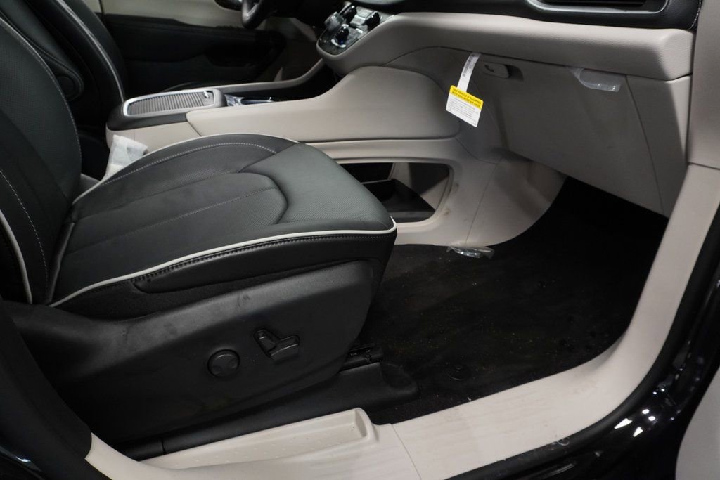 New 2023 Chrysler Pacifica Limited w/ Uconnect Theater Family Group image 36
