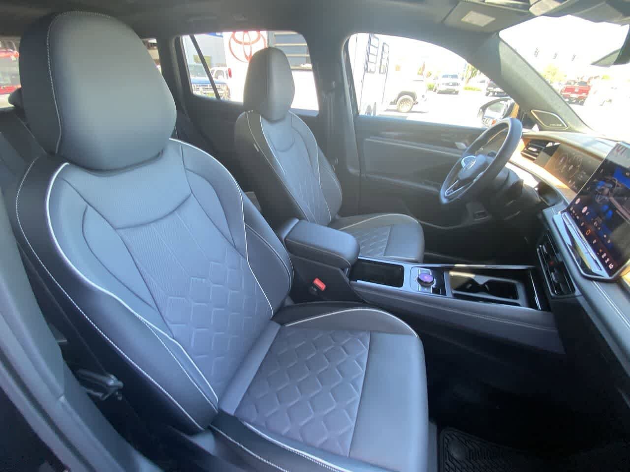 Used 2025 Volkswagen Tiguan SEL R-Line AWD/4WD image 25