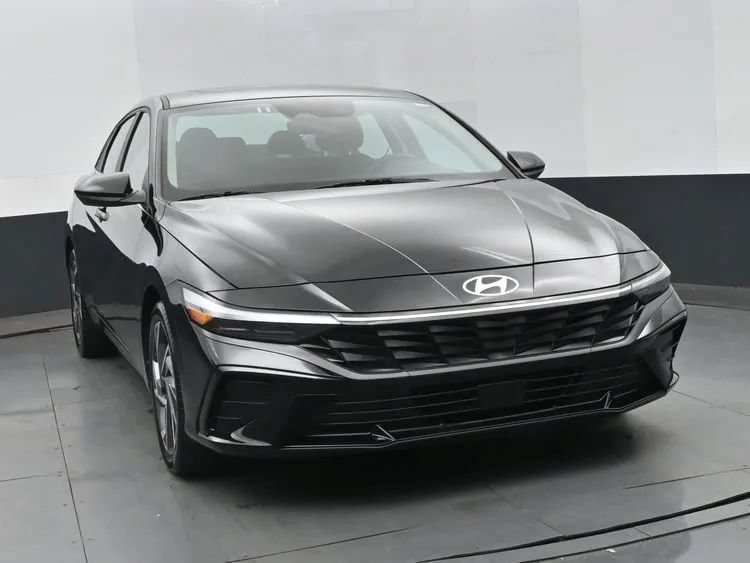 Used 2025 Hyundai Elantra SEL FWD image 3