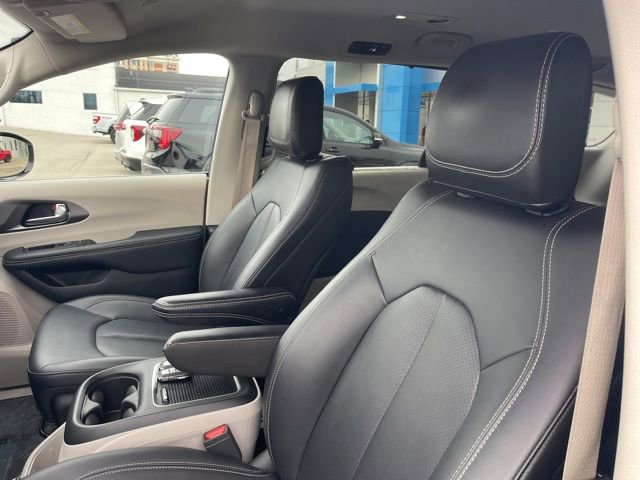 Used 2024 Chrysler Pacifica Touring-L image 13