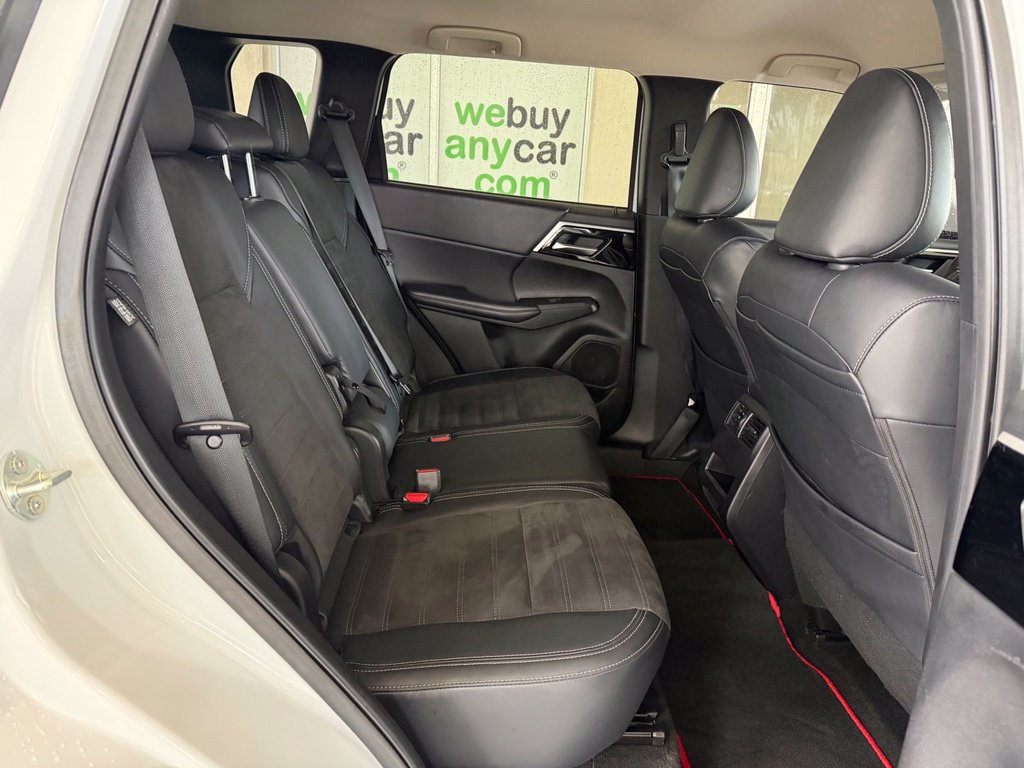 Used 2023 Mitsubishi Outlander 4WD Plug-In Hybrid image 27