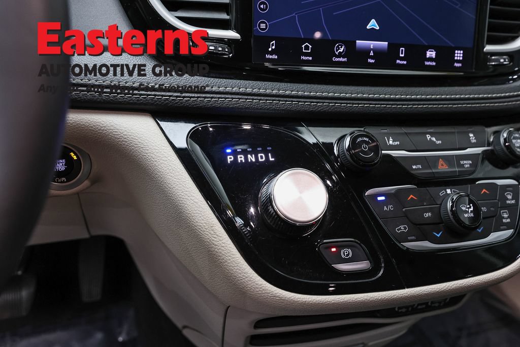 Used 2024 Chrysler Pacifica Limited FWD image 13