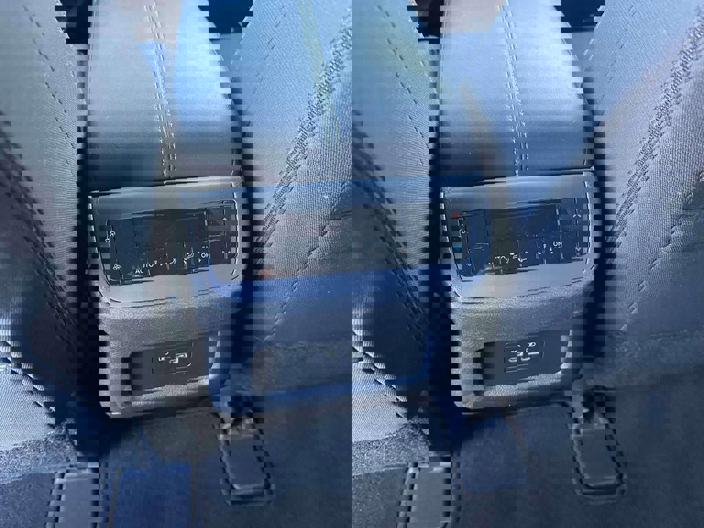 Used 2024 Nissan Pathfinder SV image 13