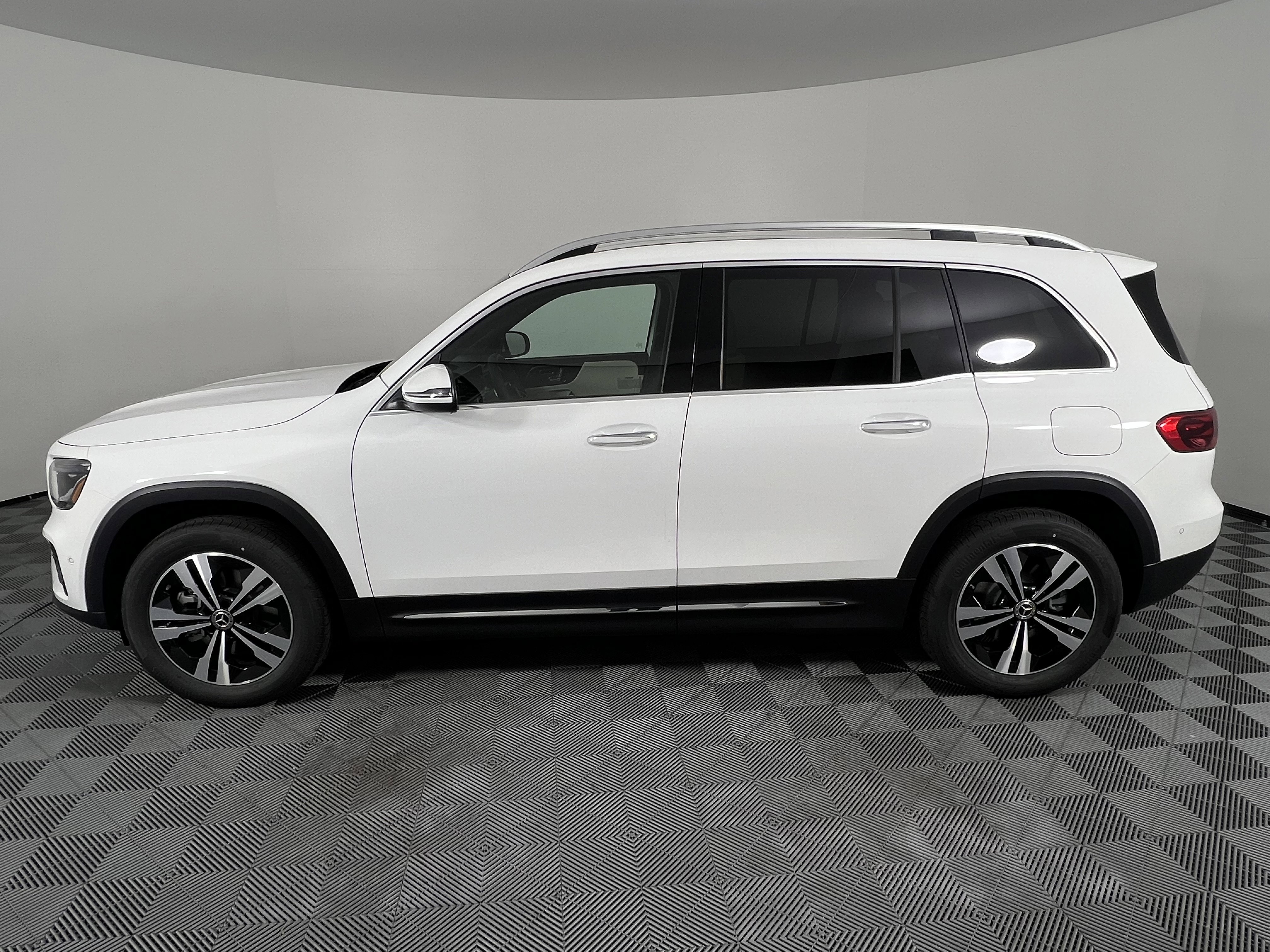 Used 2025 Mercedes-Benz GLB 250 4MATIC image 9