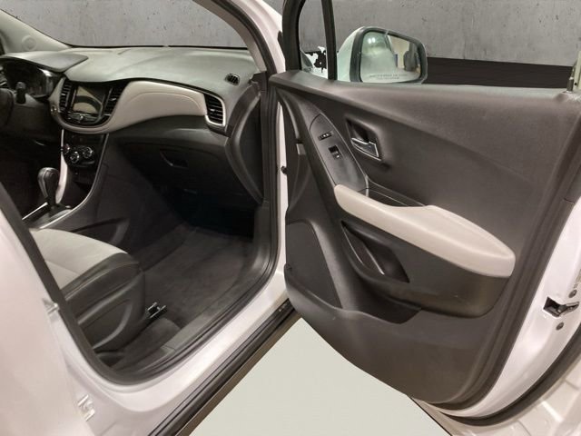 Used 2019 Chevrolet Trax LT w/ LT Convenience Package image 19
