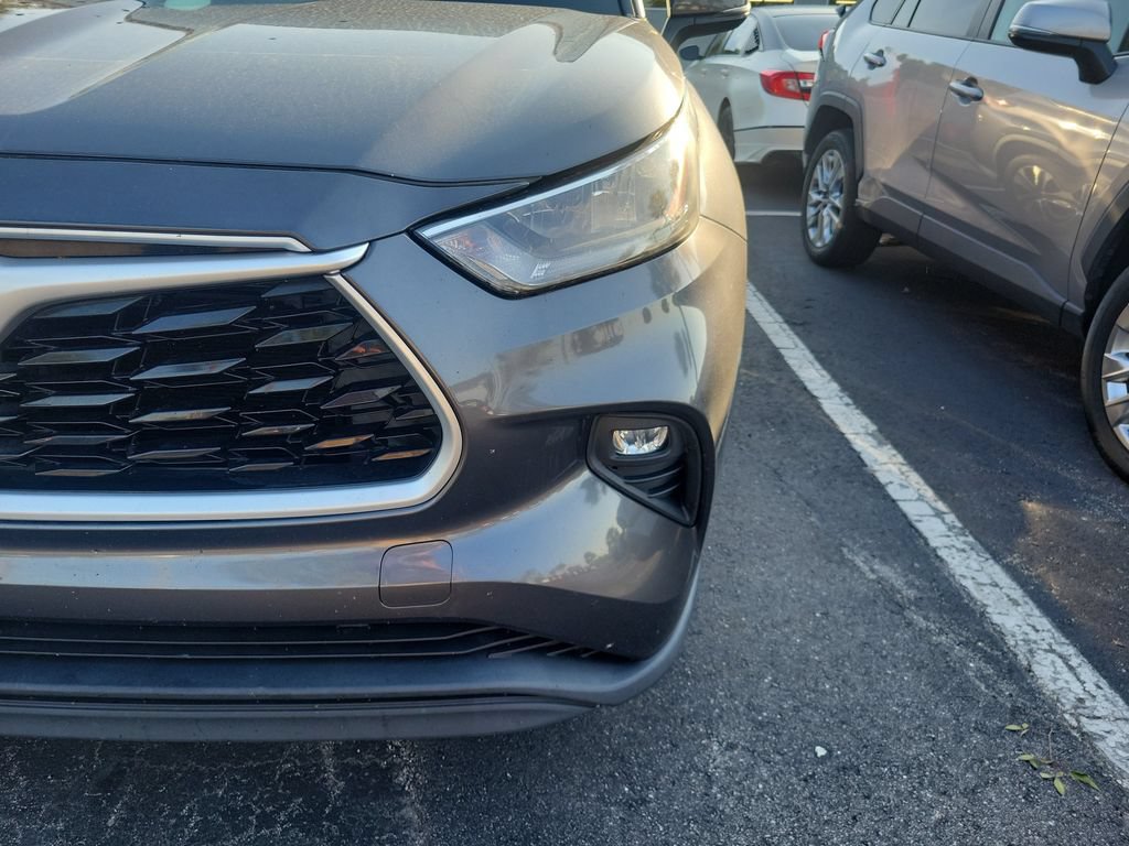 Used 2020 Toyota Highlander XLE w/ Preferred Accessory Package FWD image 6