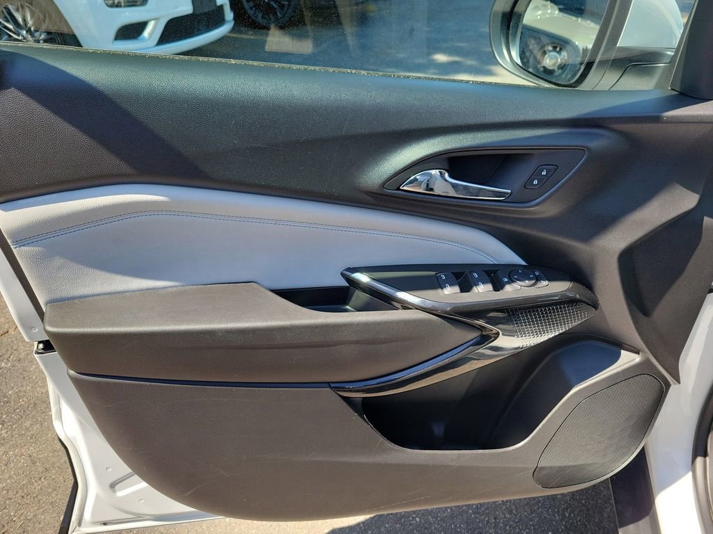 Used 2025 Chevrolet Trax LT FWD image 19