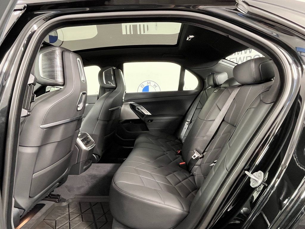 Used 2025 BMW 760i xDrive w/ Premium Package image 22