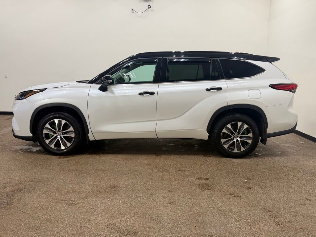 Used 2022 Toyota Highlander XLE image 2