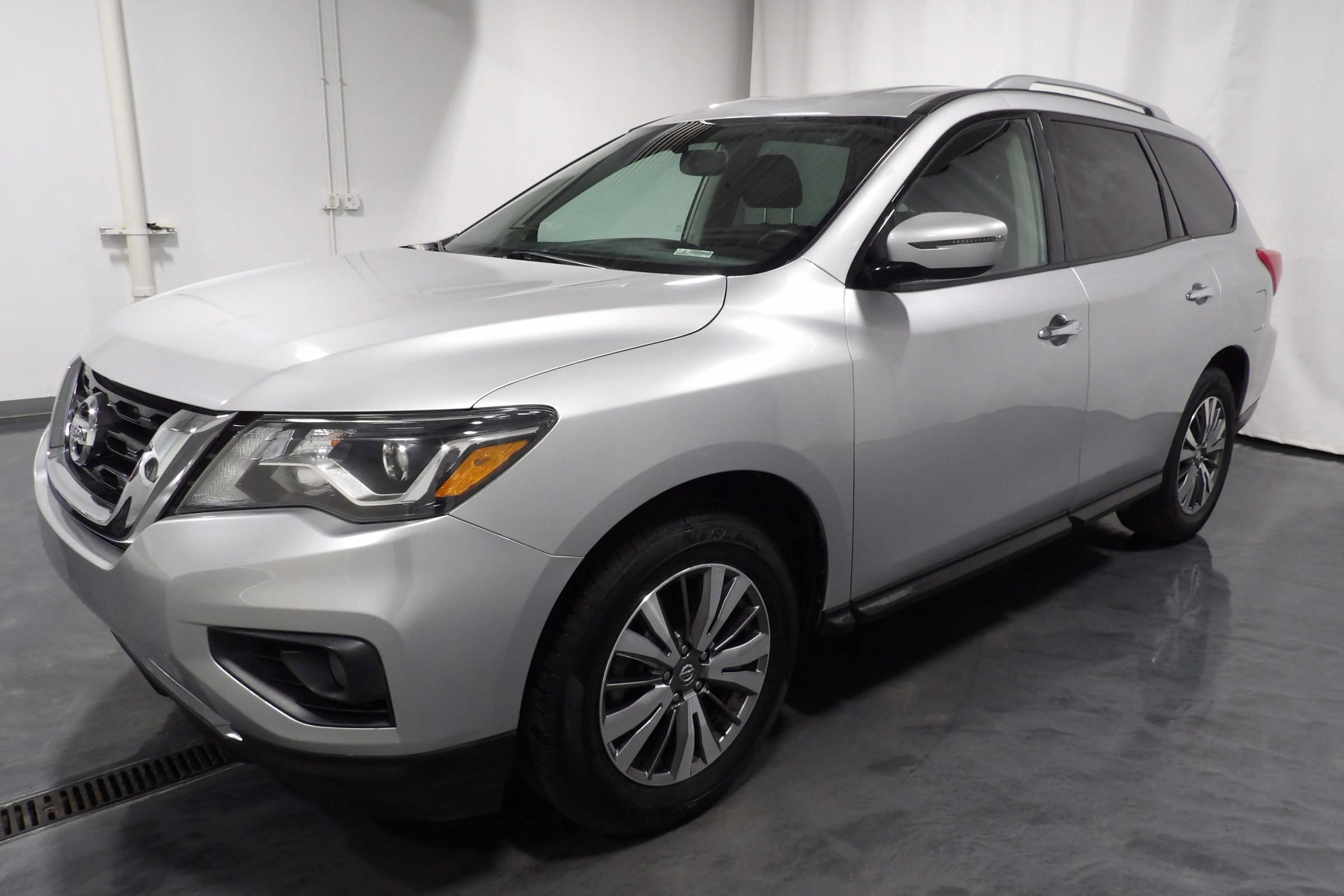 Used 2019 Nissan Pathfinder SV image 3