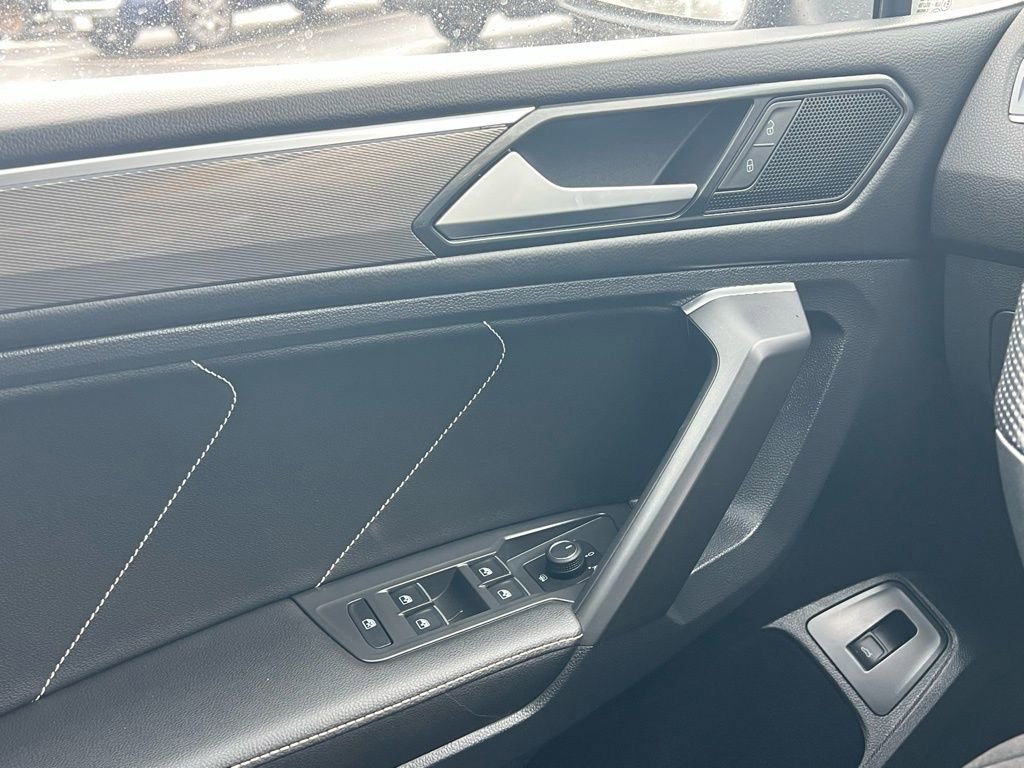 Used 2022 Volkswagen Tiguan SE R-Line image 33