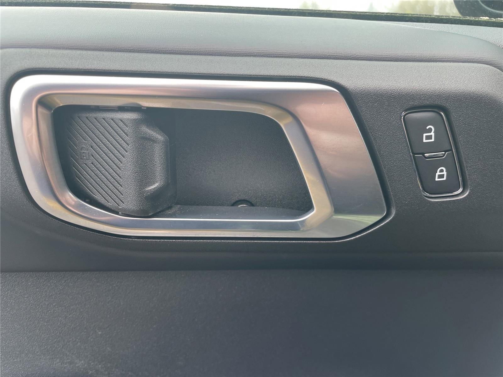 Used 2025 Ford Bronco Badlands image 11