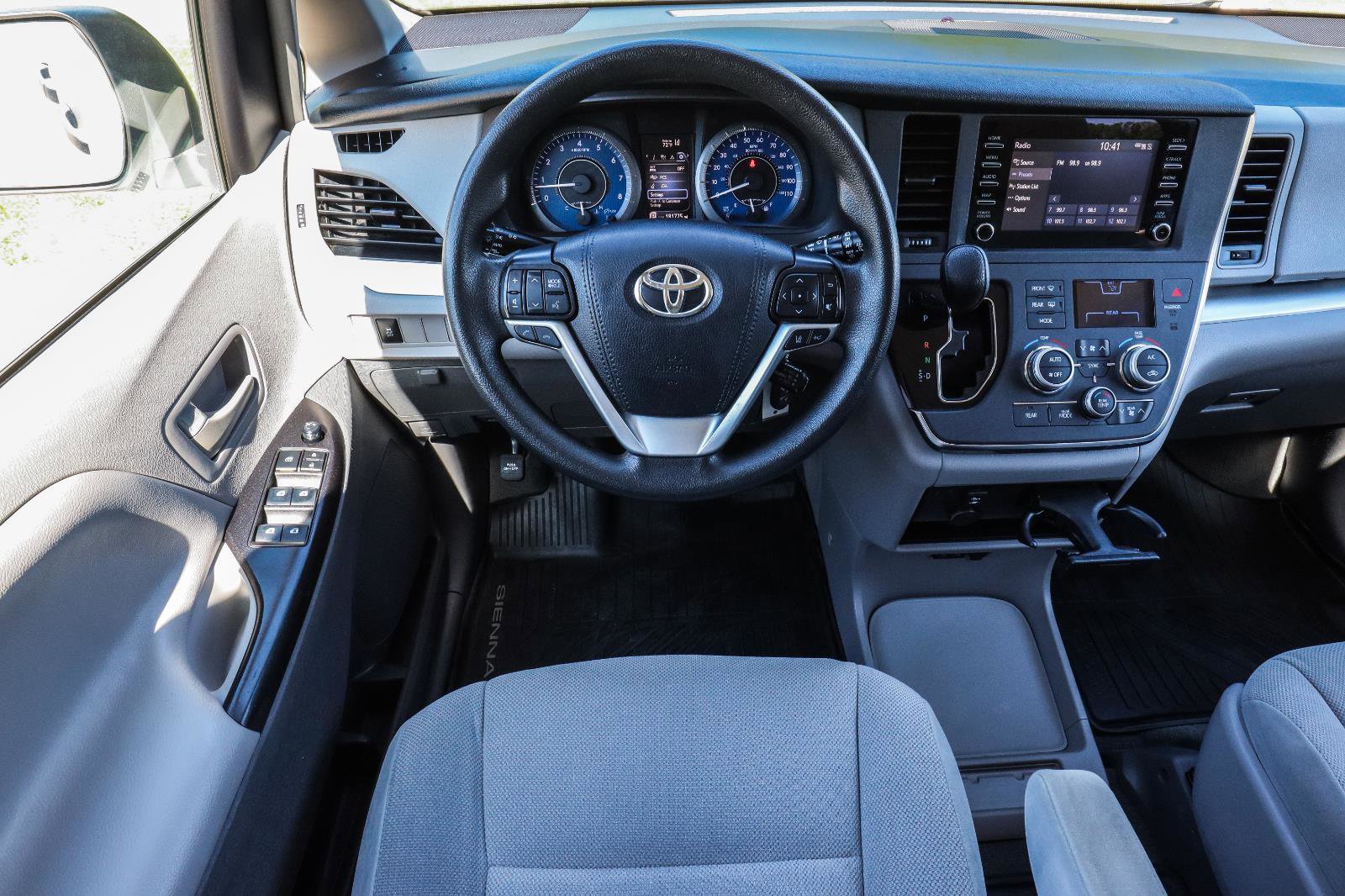 Used 2019 Toyota Sienna L FWD image 22