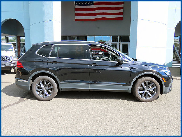 Used 2023 Volkswagen Tiguan SE AWD/4WD image 2