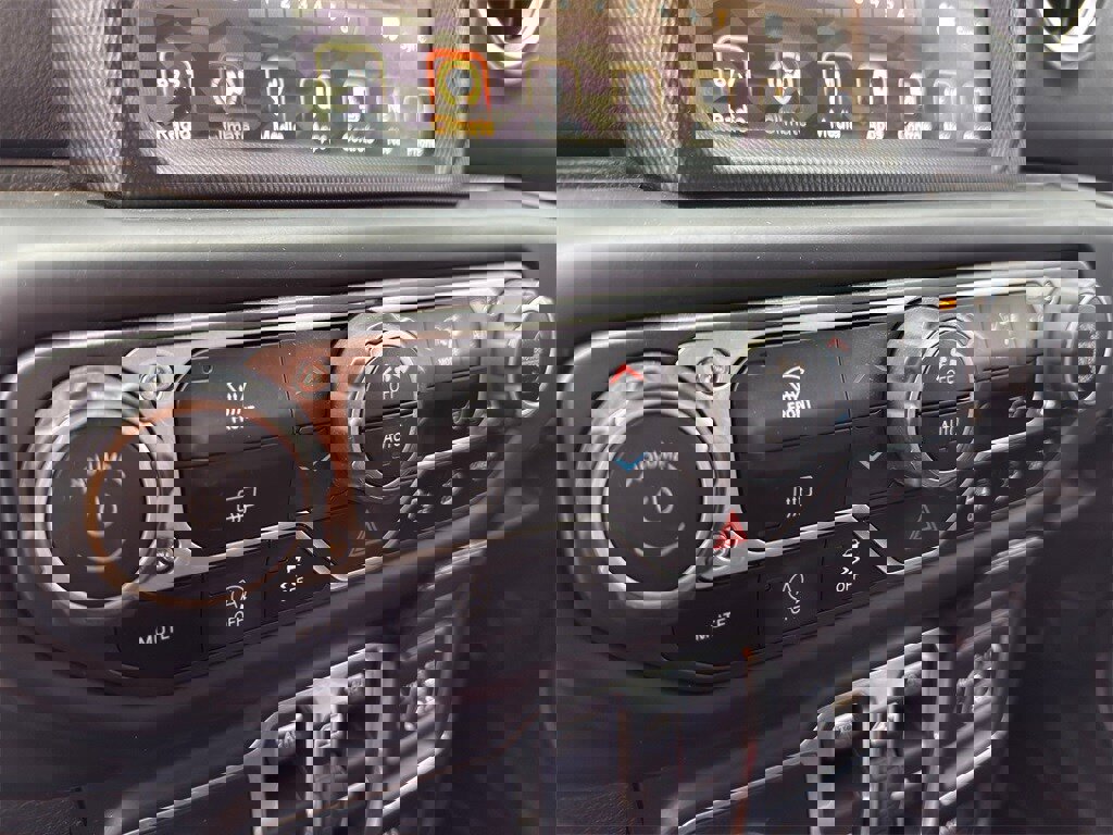 Used 2018 Jeep Wrangler Unlimited Sahara image 24