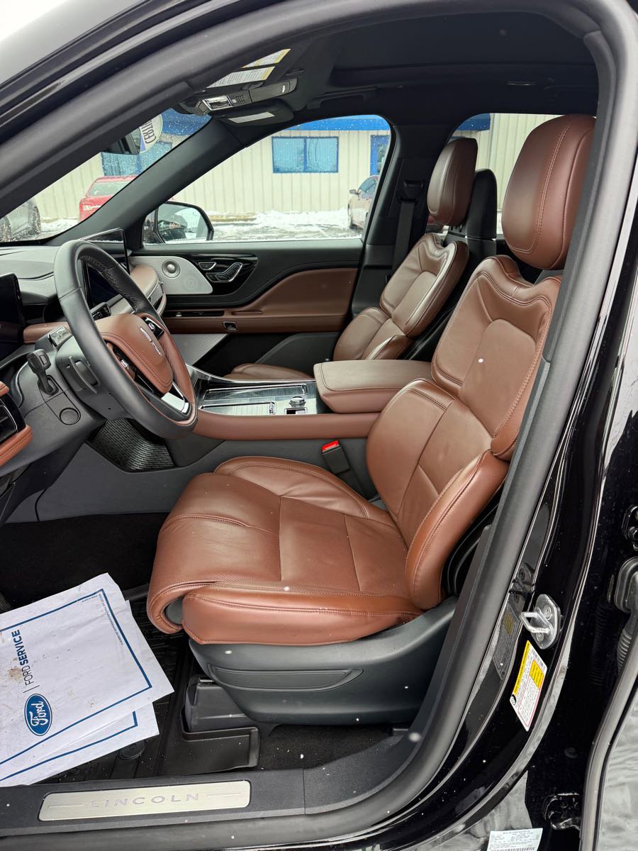 Used 2025 Lincoln Aviator Reserve w/ Equipment Group 201A image 11