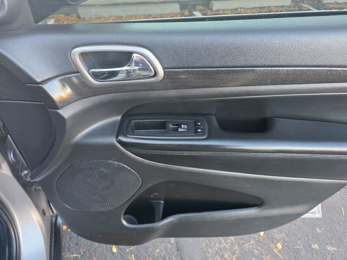 Used 2018 Jeep Grand Cherokee Laredo image 31