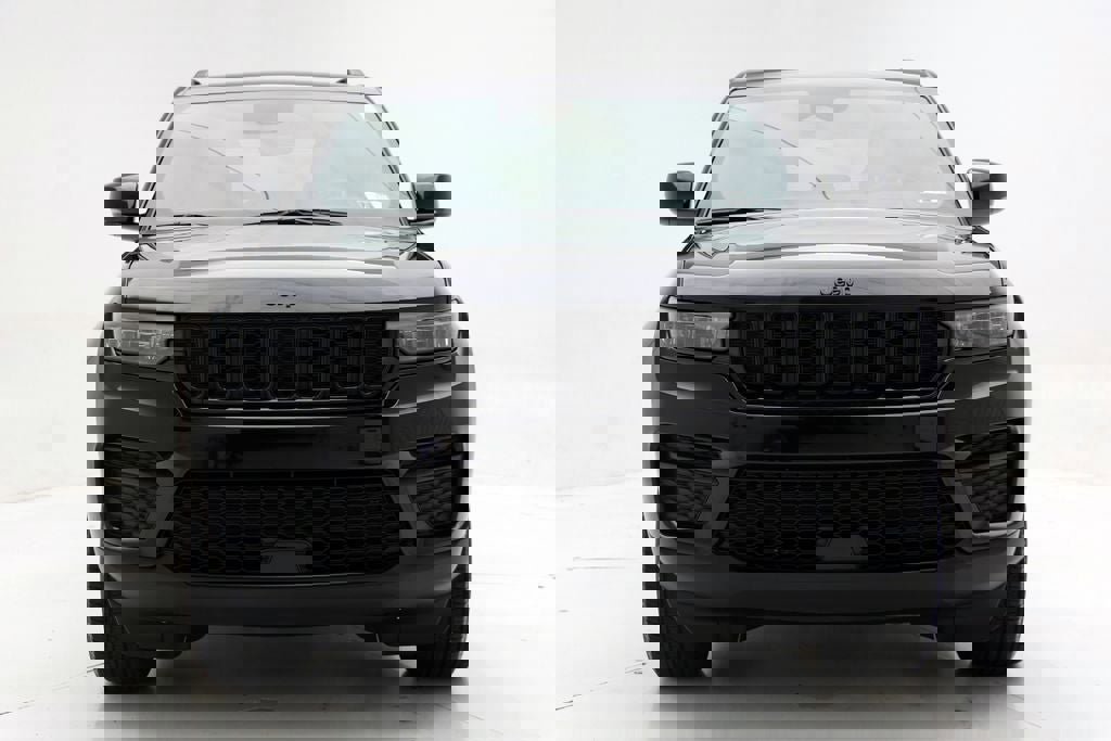 Used 2025 Jeep Grand Cherokee Altitude AWD/4WD image 4