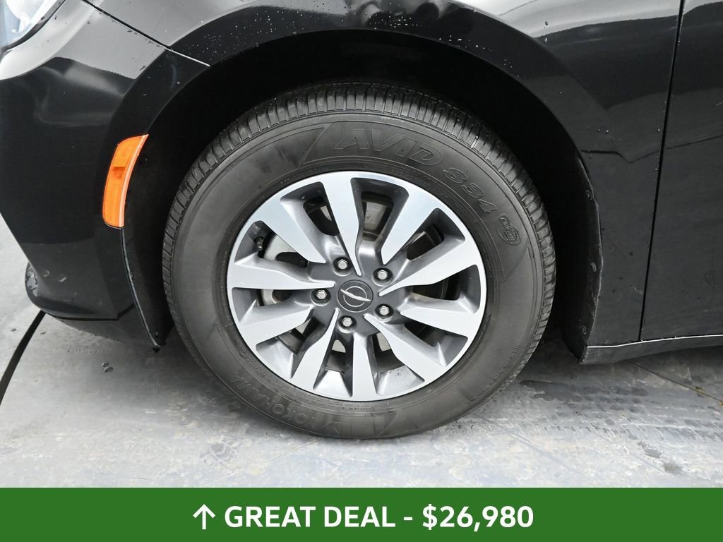 Used 2024 Chrysler Pacifica Select image 15
