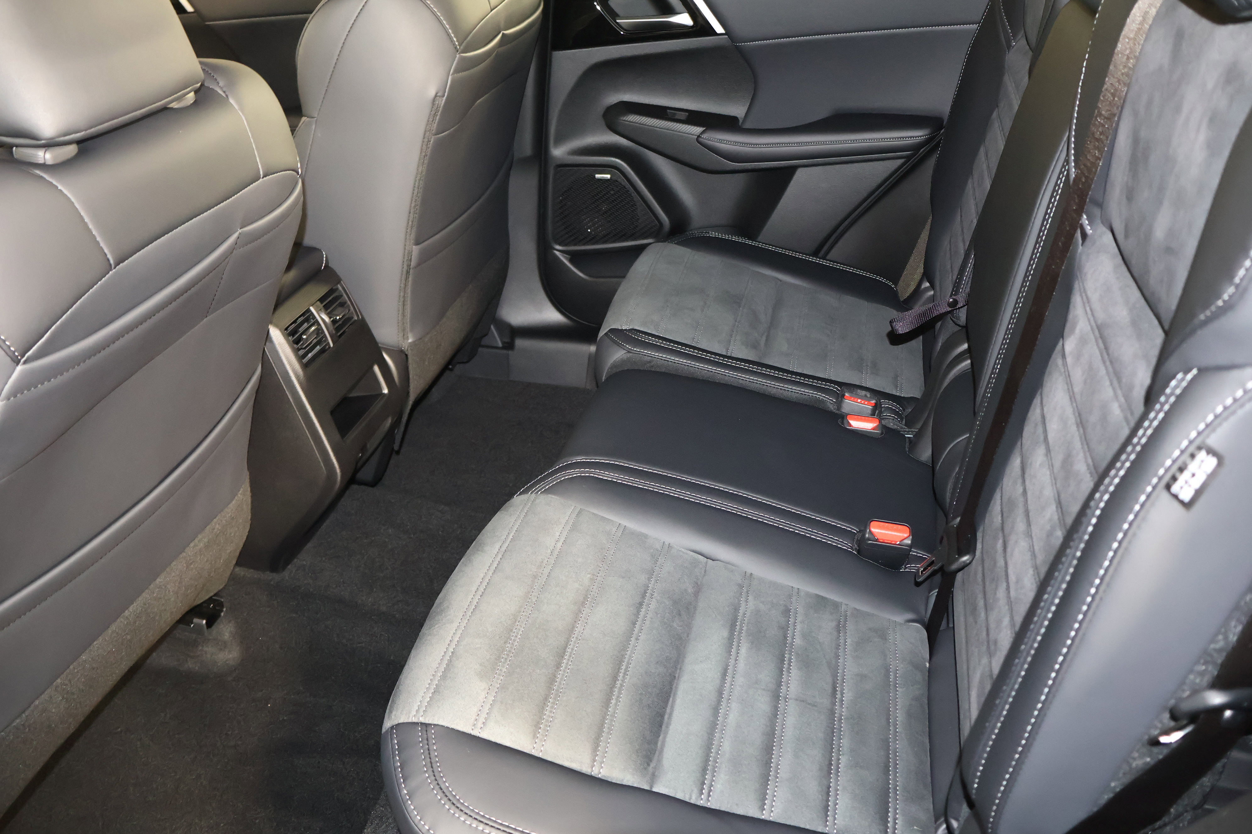 New 2026 Mitsubishi Outlander SE image 15